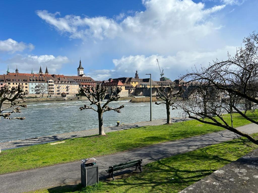 Stilvolle Wohnung An Der Alten Mainbruecke Wurzburg Bagian luar foto